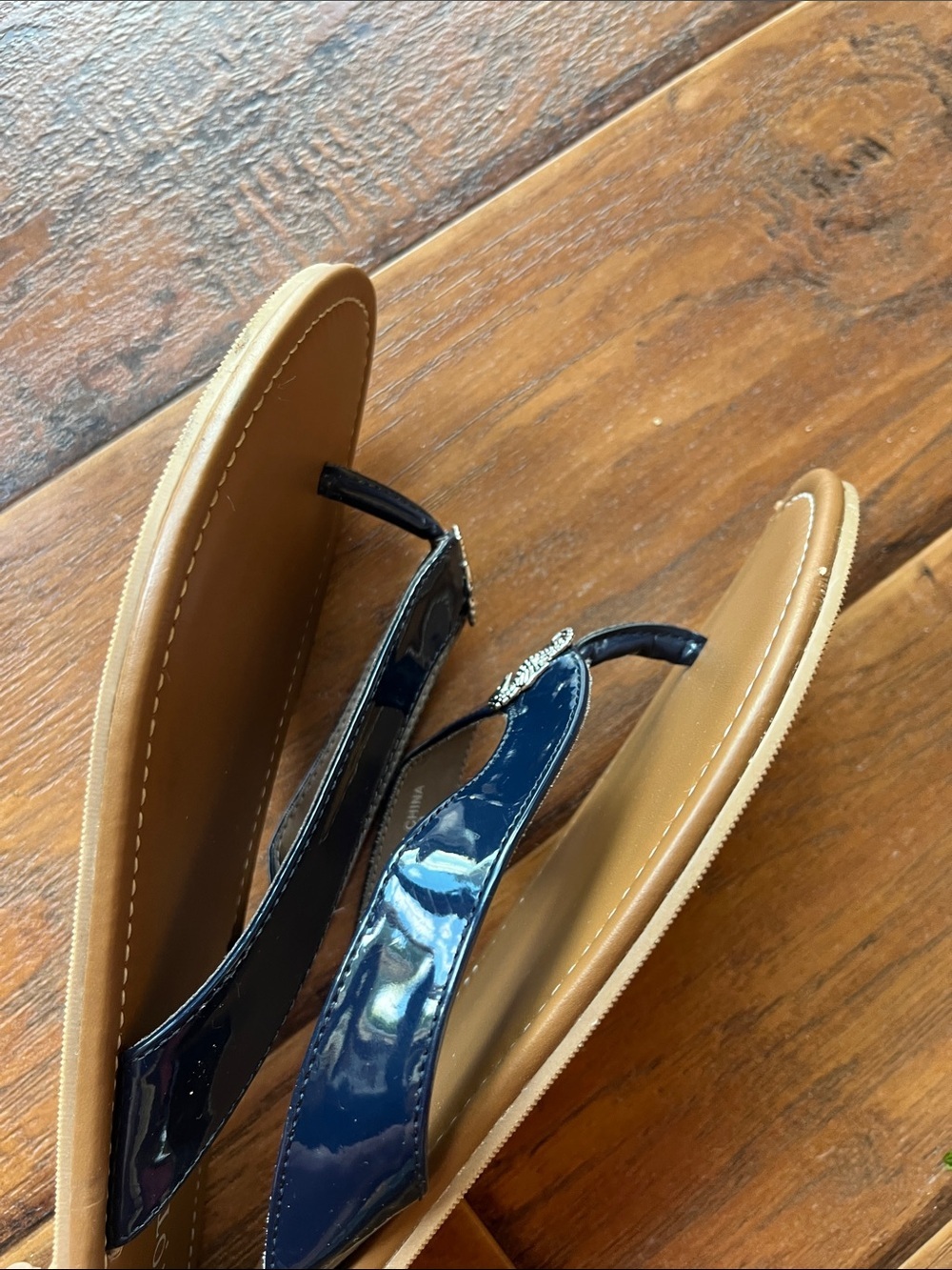 Talbots Navy Patent Thong Sandals with Tan Footbed - Picture 7 of 8